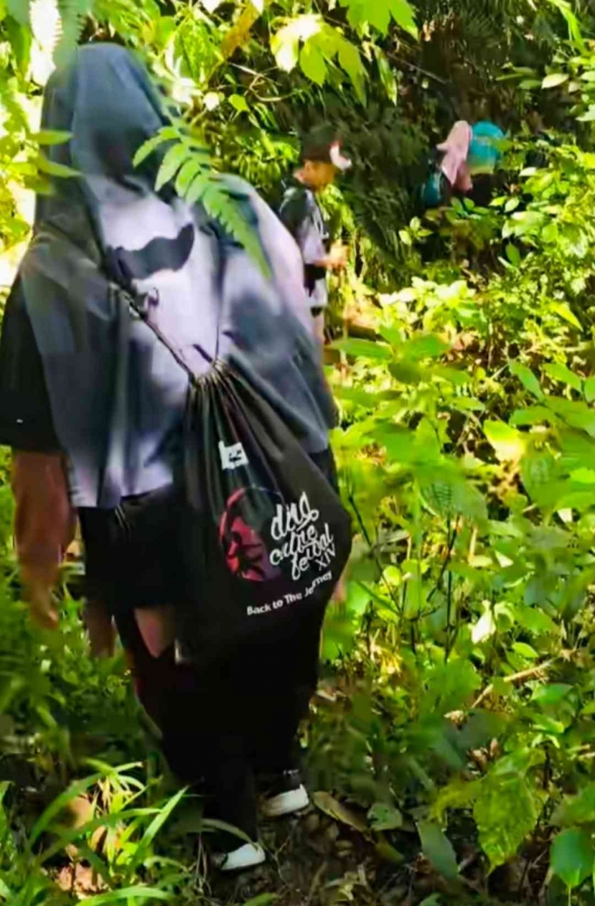 Jalan nyaris tak kelihatan tertutup semak belukar (Dokumentasi pribadi: Isti Yogiswandani)