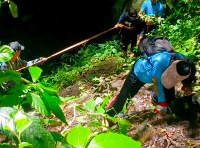 Dengan semangat Kartini melewati rute terakhir sebelum mencapai sungai (Dokumentasi pribadi: Isti Yogiswandani)