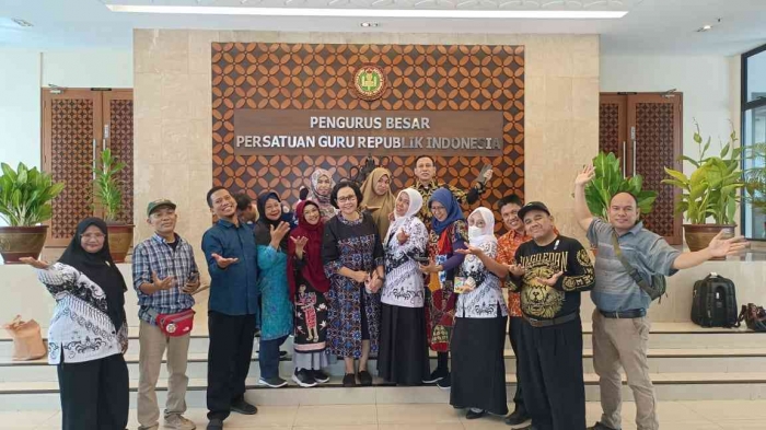 Omjay di gedung guru PGRI/Dokpri