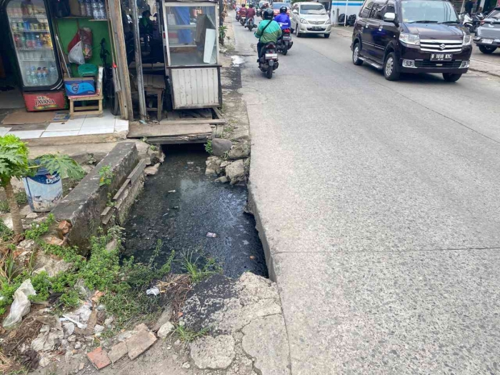 Lubang menganga di depan hotel grand Caman/dokpri