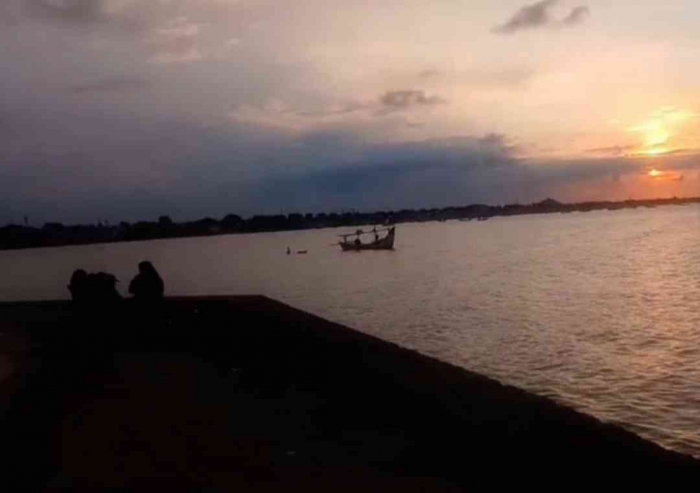 Siluet Senja Camping di Tepi Laut(Dokumentasi pribadi: Isti Yogiswandani)