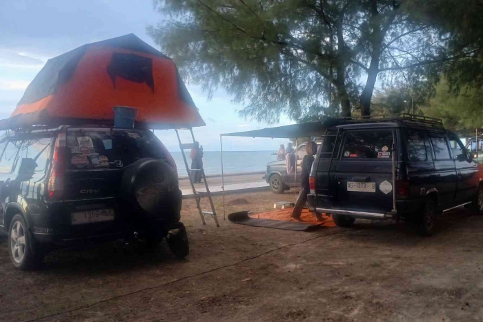 Menata posisi tenda agar nyaman untuk bersantai bersama di tepi laut(Dokumentasi pribadi: Isti Yogiswandani)