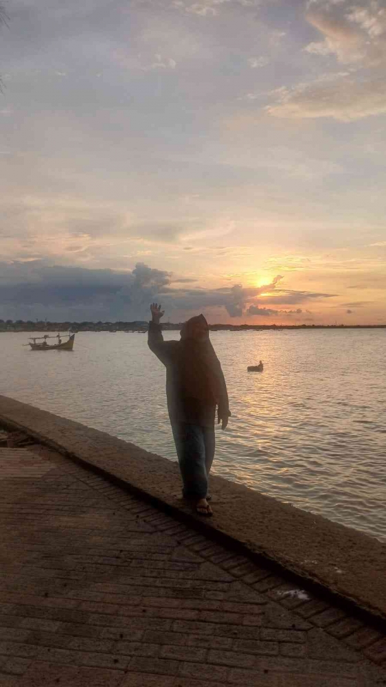 Siluet Senja Camping di Tepi Laut(Dokumentasi pribadi: Isti Yogiswandani)