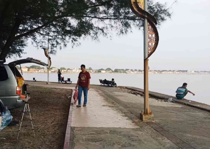 Menikmati suasana camping di tepi laut (Dokumentasi pribadi: Isti Yogiswandani)