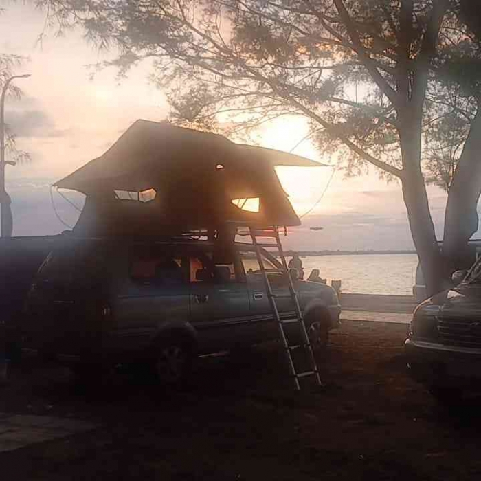Siluet Senja Camping di Tepi Laut(Dokumentasi pribadi: Isti Yogiswandani)