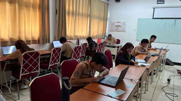 Omjay guru blogger Indonesia sedang mengawas ASKA/dokpri