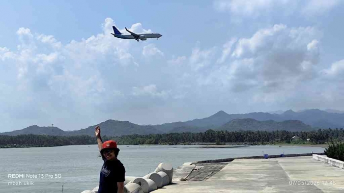 Sebuah pesawat yang akan mendarat di YIA dilihat dari Pantai Congot (dokumen pribadi)