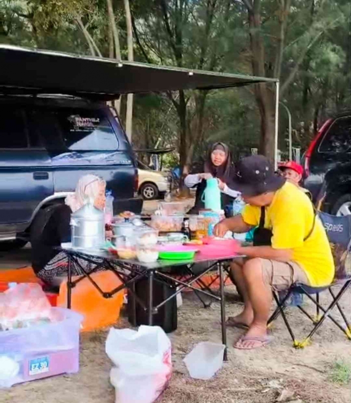 Menikmati lezatnya sarapan soto ayam yang disediakan panitia (Dokumentasi pribadi: Isti Yogiswandani)