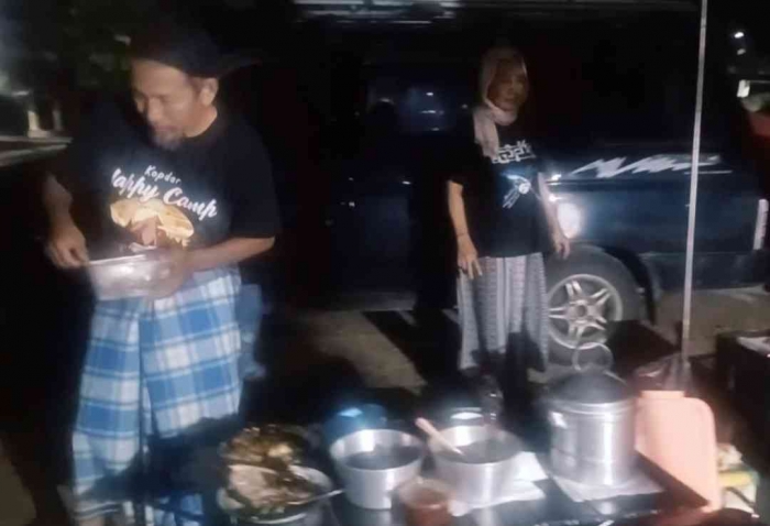 Akhirnya saat yang ditunggu tiba. Makan malam bersama di tepi laut (Dokumentasi pribadi: Isti Yogiswandani)