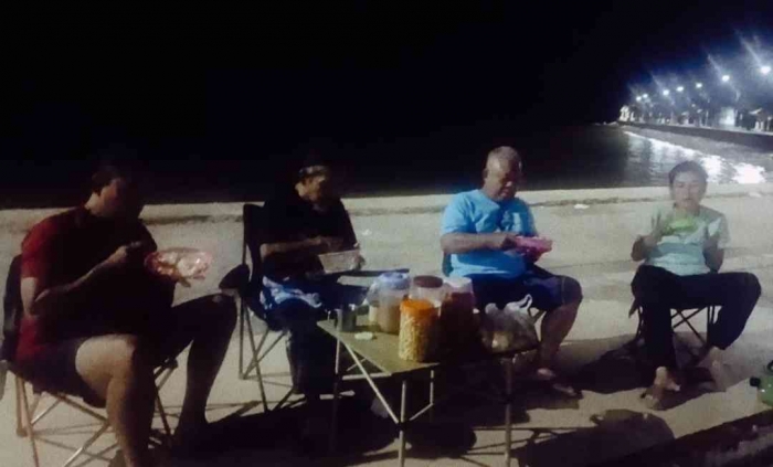 Menikmati makan malam dengan ikan bakar, asem-asem Manyung dalam belaian angin laut yang lembut(Dokumentasi pribadi: Isti Yogiswandani)