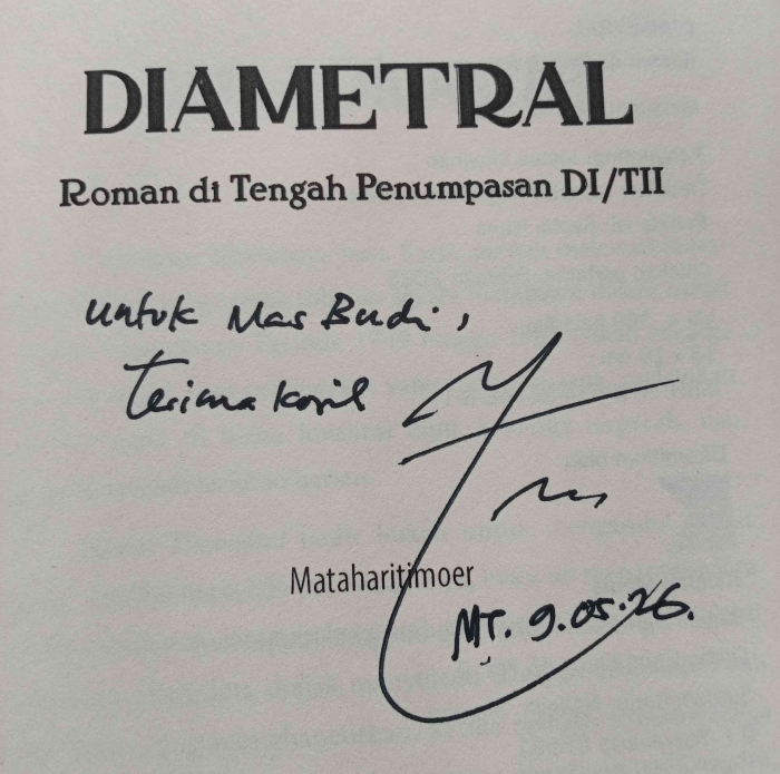 Novel Diametral dengan tanda tangan penulis (dokumen pribadi)