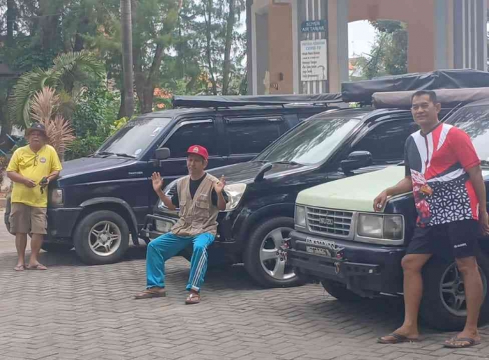 Sebelum meninggalkan pantai Boom Tuban (Dokumentasi pribadi: Isti Yogiswandani)