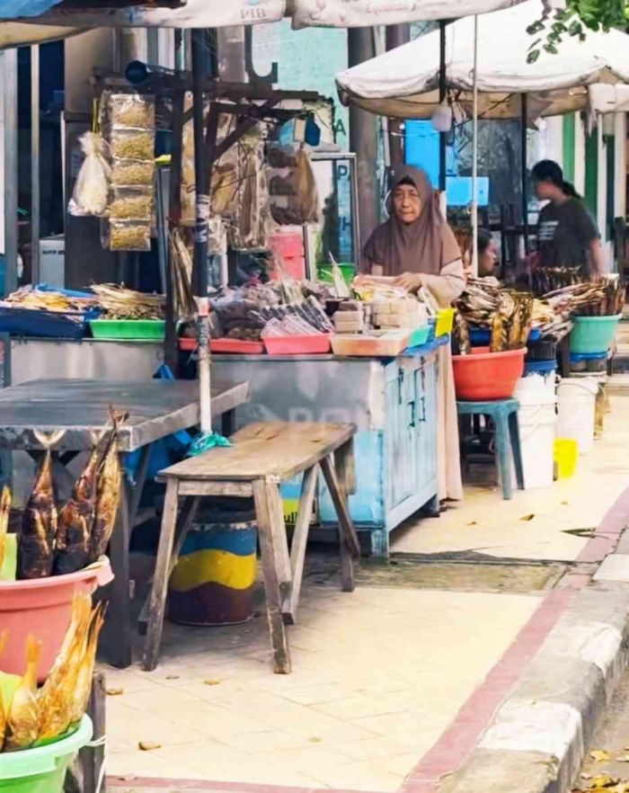 Plaza ikan Tuban. Tersedia bermacam ikan asap, ikan segar, trasi dan olahan ikan (Dokpri)