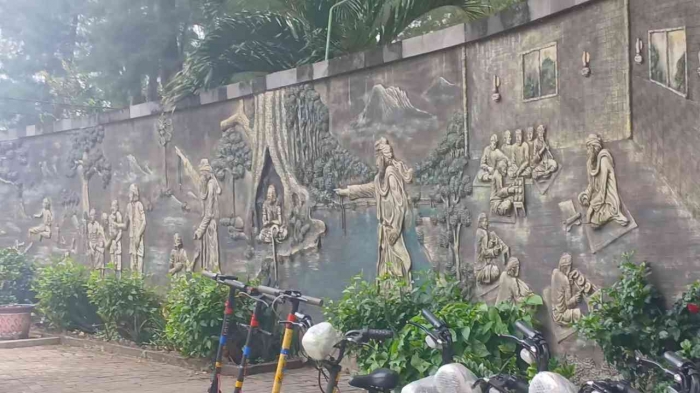 Diorama majelis wali songo di pantai boom Tuban (Dokumentasi pribadi: Isti Yogiswandani)