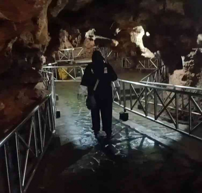 Melangkah hati-hati karena lantai goa basah dan licin(Dokumentasi pribadi: Isti Yogiswandani)
