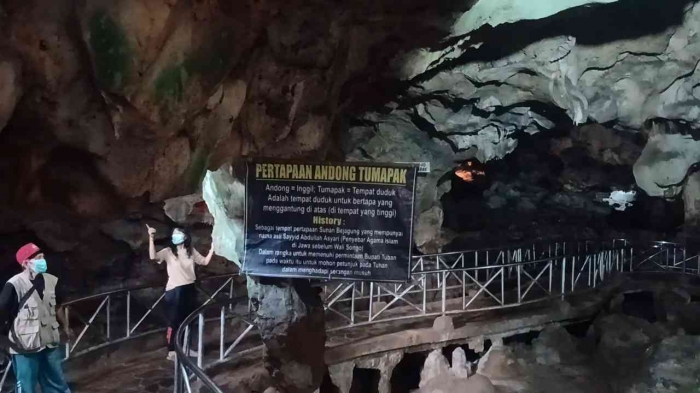 Masuk ke goa, masker kami kenakan (Dokumentasi pribadi: Isti Yogiswandani)