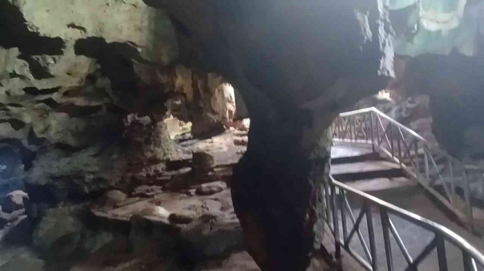 Batu stalagtit raksasa di dalam goa(Dokumentasi pribadi: Isti Yogiswandani)