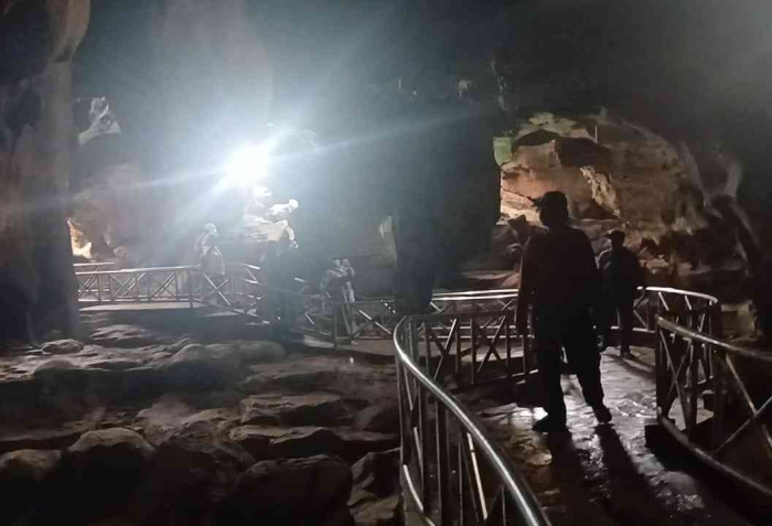 Trip To Tuban 6: Menyisir Goa Akbar dalam Kelepak Kelelawar (Dokumentasi pribadi: Isti Yogiswandani)