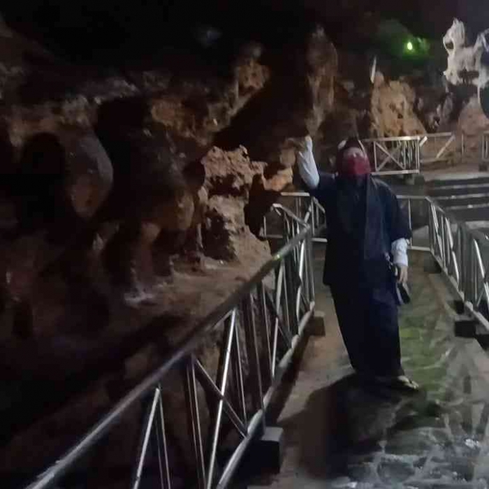 Banyak stalagtit dan stalagmit yang terbentuk dari tetesan air yang masuk ke goa (Dokumentasi pribadi: Isti Yogiswandani)