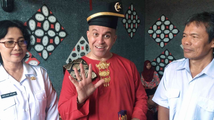 Gambar Pak Muhammad dan Guru Seni Budaya SMP 5 Purwokerto ( Sumber gambar : dokumen pribadi )