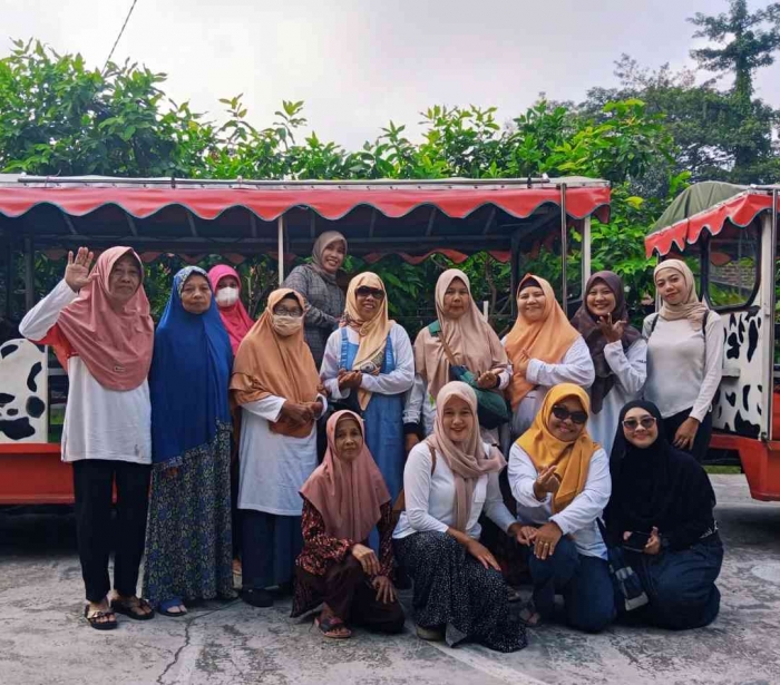 Mamah-mamah RT 11 dengan senyum manisnya (Dokumentasi pribadi RT 11)