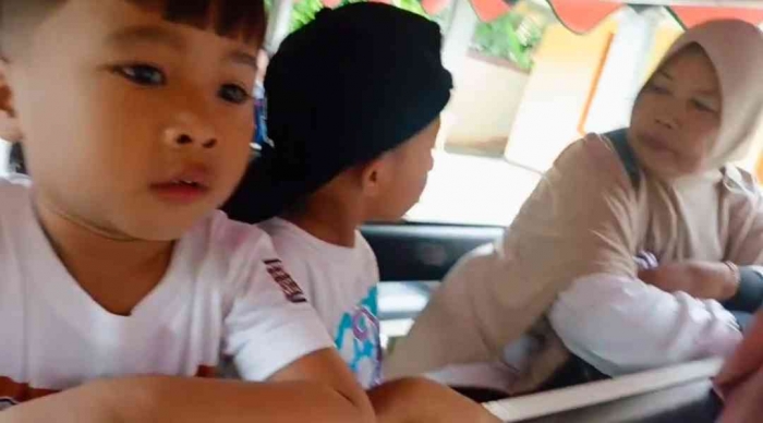 Anak-anak juga nyaman naik kereta kelinci (Dokumentasi pribadi: Isti Yogiswandani)