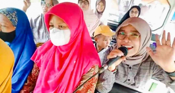 Mamah-mamah asyik karaokean (Dokumentasi RT 11)