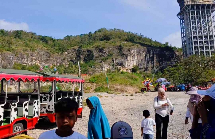 Pesona Gunung gamping dan monumen reog (Dokumentasi pribadi: Isti Yogiswandani)