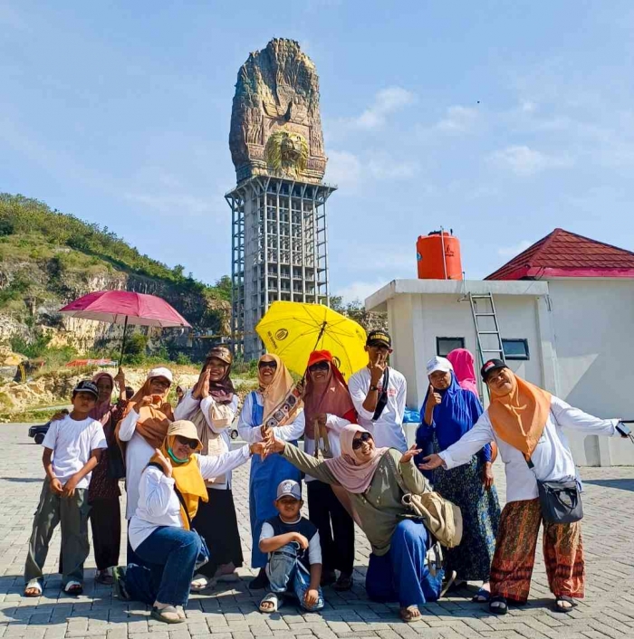 Pesona Gunung gamping dan monumen reog (Dokumentasi RT 11)