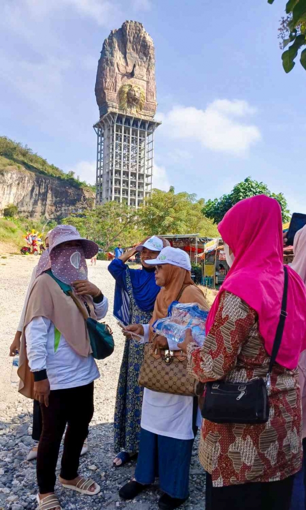 Menunggu untuk foto bareng di depan ikon monumen reog dan gunung gamping (Dokumentasi pribadi Isti Yogiswandani)