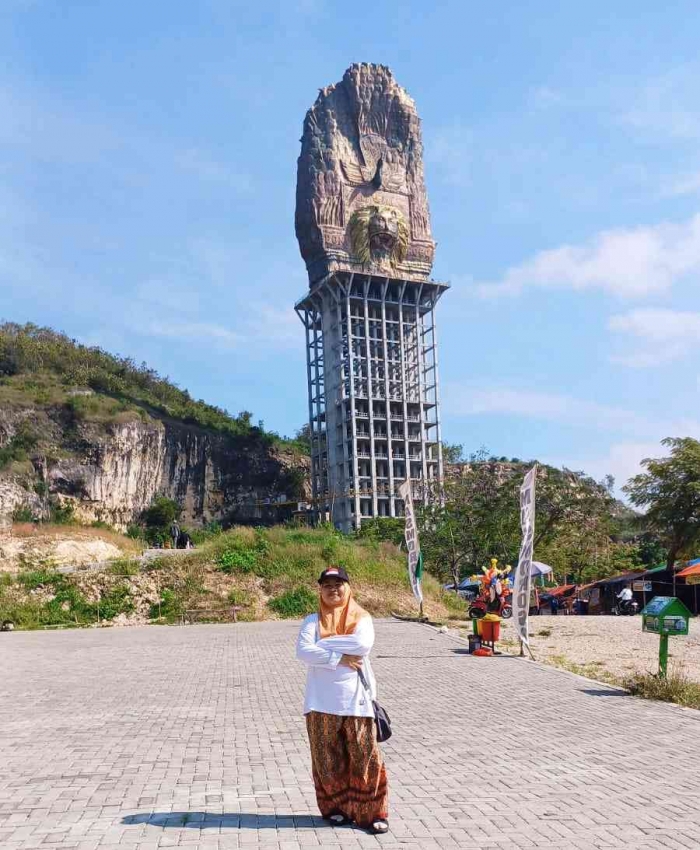 Antara tugu reog dan gunung gamping. Penulis narsis juga, hehehe...Dokumentasi pribadi: Isti Yogiswandani)
