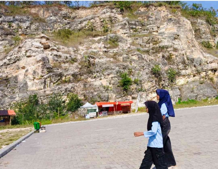 Pesona Gunung gamping dan monumen reog (Dokumentasi pribadi: Isti Yogiswandani)