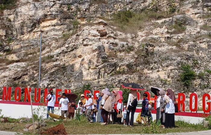 Pesona Gunung gamping dan monumen reog (Dokumentasi pribadi: Isti Yogiswandani)