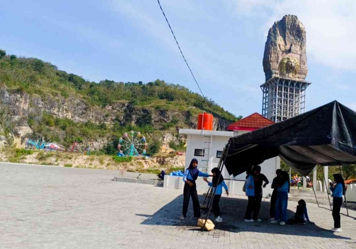 Pesona Gunung gamping dan monumen reog (Dokumentasi pribadi: Isti Yogiswandani)