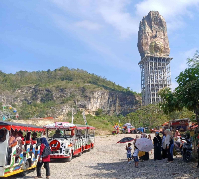 Pesona Gunung gamping dan monumen reog (Dokumentasi pribadi: Isti Yogiswandani)