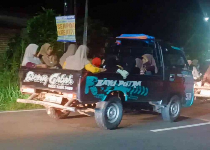 Salah satu rombongan takbir keliling yang melintas di jalan raya Dolopo -Buluh-Gantrung(Dokumentasi pribadi: Isti Yogiswandani)