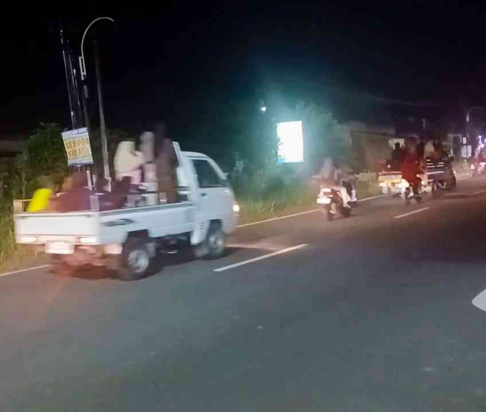 Salah satu rombongan takbir keliling yang melintas di jalan raya Dolopo -Buluh-Gantrung(Dokumentasi pribadi: Isti Yogiswandani)