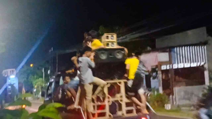 Salah satu rombongan takbir keliling yang melintas di jalan raya Dolopo -Buluh-Gantrung(Dokumentasi pribadi: Isti Yogiswandani)