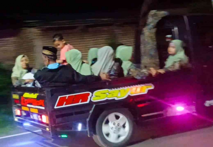 Salah satu rombongan takbir keliling yang melintas di jalan raya Dolopo -Buluh-Gantrung(Dokumentasi pribadi: Isti Yogiswandani)