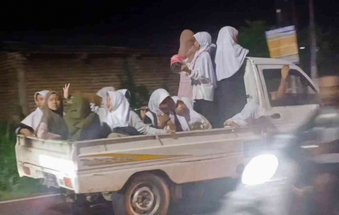 Salah satu rombongan takbir keliling yang melintas di jalan raya Dolopo -Buluh-Gantrung(Dokumentasi pribadi: Isti Yogiswandani)