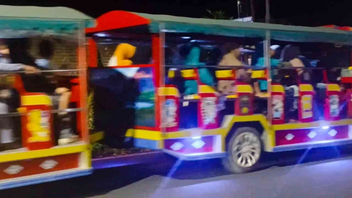 Salah satu rombongan takbir keliling yang melintas di jalan raya Dolopo -Buluh-Gantrung(Dokumentasi pribadi: Isti Yogiswandani)