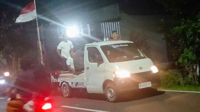 Salah satu rombongan takbir keliling yang melintas di jalan raya Dolopo -Buluh-Gantrung(Dokumentasi pribadi: Isti Yogiswandani)