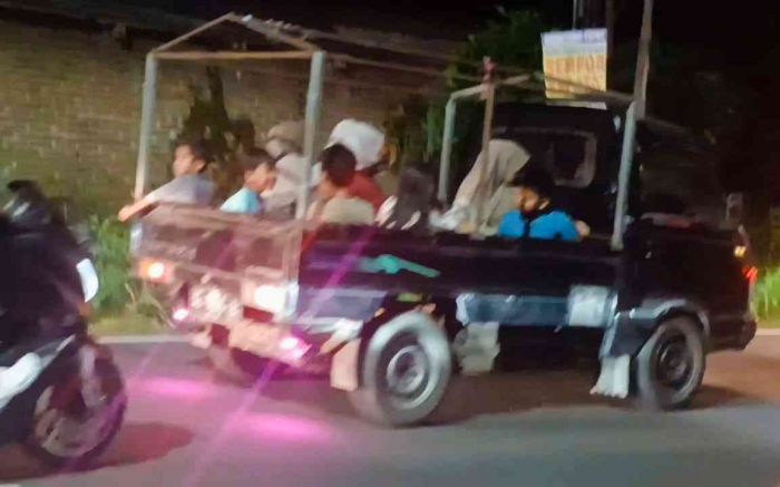 Salah satu rombongan takbir keliling yang melintas di jalan raya Dolopo -Buluh-Gantrung(Dokumentasi pribadi: Isti Yogiswandani)