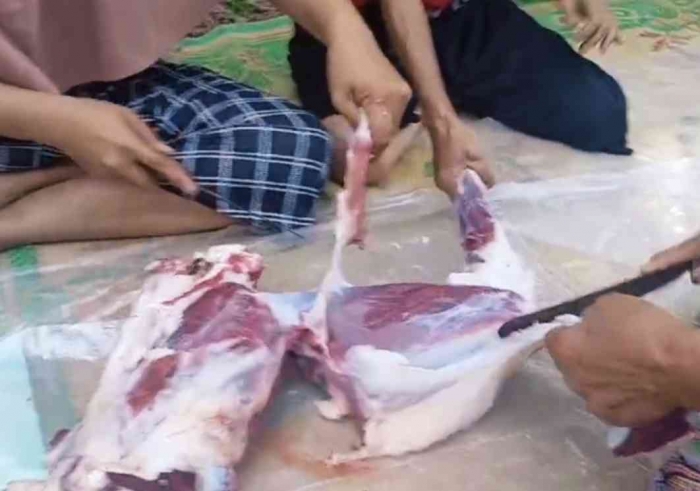 Mamah-mamah memisahkan daging dan tulang nya(Dokumentasi pribadi: Isti Yogiswandani)