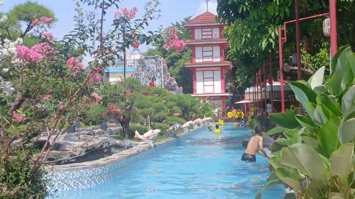 Anak-anak asyik berenang (Dokumentasi pribadi: Isti Yogiswandani)