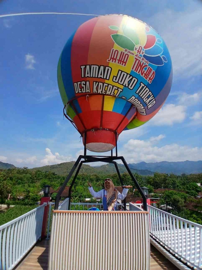 Bu RT dan balon udara. Keren kan?(Dokumentasi pribadi: Bu RT)
