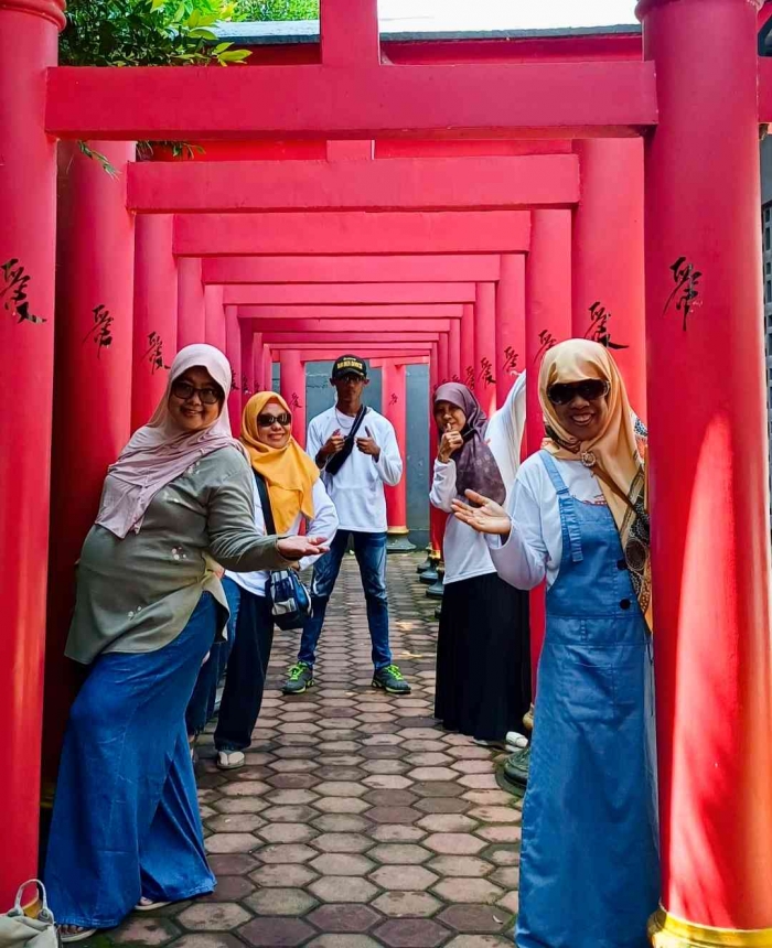 Mamah-mamah RT 11 dan Mas Gigim di lorong Sakura Joko Tingkir (Dokumentasi pribadi RT 11)