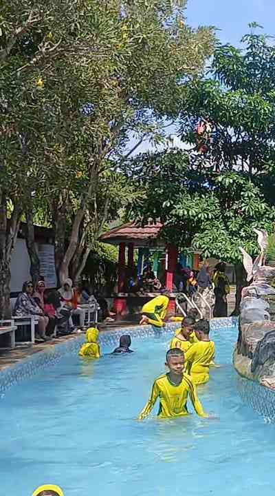 Rombongan Sekolah sedang berenang, diawasi para guru (Dokumentasi pribadi: Isti Yogiswandani)