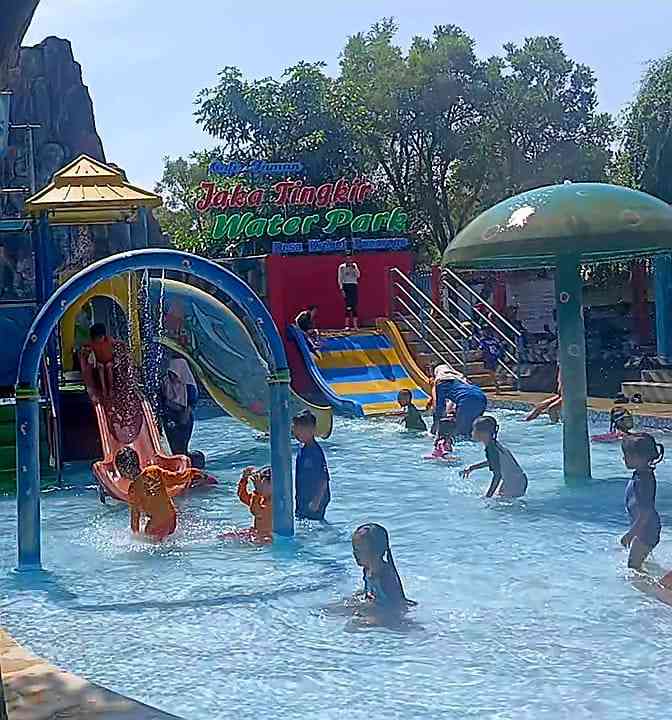Kolam renang Joko Tingkir, cocok sebagai wahana bermain air untuk anak (Dokumentasi pribadi: Isti Yogiswandani)
