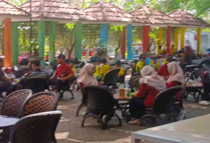 Suasana kafe yang penuh pengunjung karena bertepatan dengan hari libur (Dokumentasi pribadi: Isti Yogiswandani)
